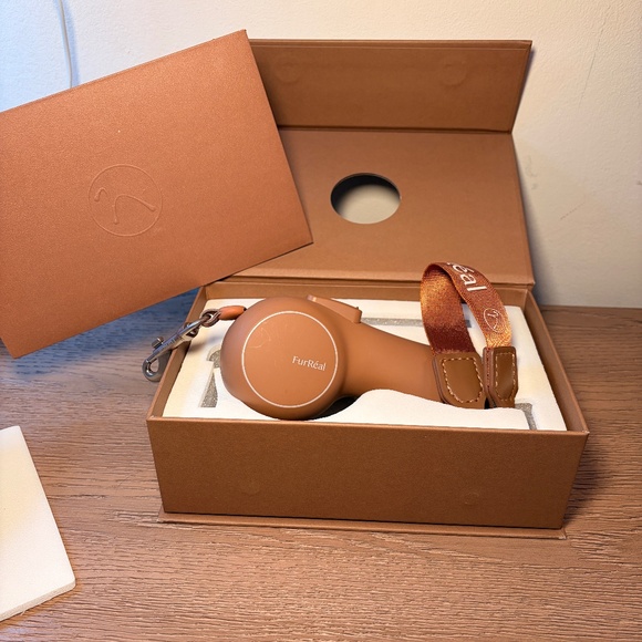 Leash with Hand Warmer & Power Bank Mocha Mousse ( NEW) - Picture 1 of 5